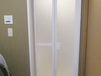 開き戸から折れ戸に交換しました。ドアが開いた時でも入口を広く保つことができます。浴室リフォームと一緒に洗面所の壁紙張替えも行いました。
