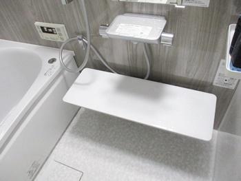お掃除ラクラクカウンターは壁や浴槽と離れたデザインなので、汚れがたまりにくく、お掃除が簡単です。浮島のようなデザインです。