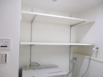 洗面所の内装工事も行いました。可動棚を取り付けたので、収納するものの高さに合わせて自由に棚の位置を変えられます。