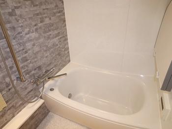 浴室はTOTOのマンションリモデルに交換しました。風呂床にクッション層を持っているので、まるで畳のような柔らかさです。