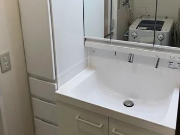 リクシルさんのMVシリーズの洗面化粧台　コンパクト設計なので洗面所が狭くなりません　三面鏡裏にも収納トレイがついているので散らかりません