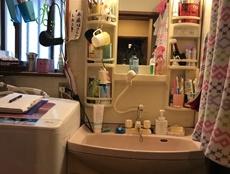 一面鏡の洗面化粧台はスタイリッシュな三面鏡に交換します　壁紙やクッションフロアも張り替えるので新しい空間になります