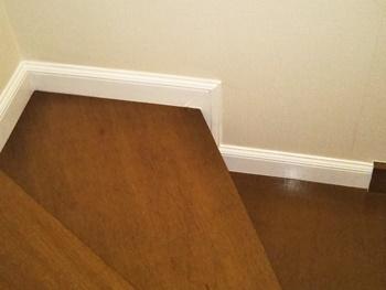 茶色かった階段の木目巾木は2階の巾木に合わせて白く塗り直しました。統一感のある空間になりました