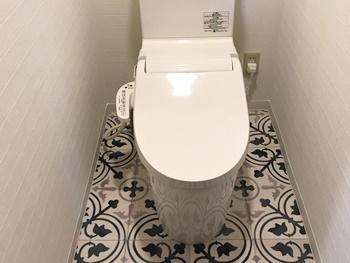 PanasonicアラウーノV　トイレのクッションフロアは空間演出が人気の夏水組がデザインしたヨーロピアンな雰囲気のタイル柄です