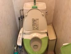大きなタンクのトイレはタンクレスのトイレに交換します　手洗いがなくなってしまうのは不便なので手洗い付きのタンクレスにします　シャープなフォルムなのでトイレがスッキリすること間違いなしです
