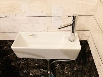 新しく取り付けた手洗い器は、TOTOのLSH50ASです。スクエア型のスタイリッシュなデザインの手洗い器です。水栓は凹凸が少ないので、汚れがたまりにくく、お手入れが簡単です。