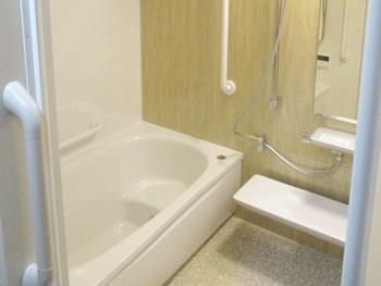 TOTOのマンションリモデルバスルームに交換しました。ほっカラリ床は、タテヨコに規則正しく刻まれたパターンが表面の水を誘導します。翌朝にはカラリと乾き、靴下のまま入れます。乾きやすいからカビにくいです。