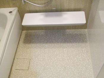お掃除ラクラクカウンターは、ぐるりと一周手が届く浮島のようなデザインなので、お手入れが簡単です。カウンターの奥まで手が届くからぐるりとすみずみまで洗えます。