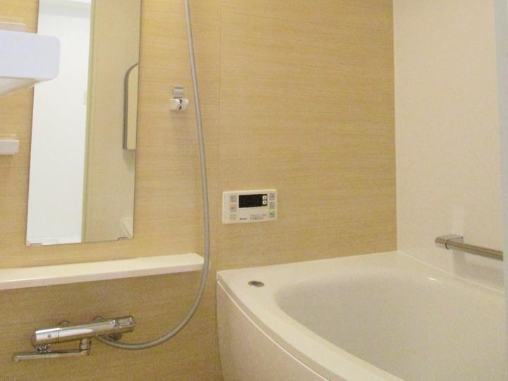 神奈川県横浜市のマンションにて水回りリフォームを行いました。水回り4点にトイレと洗面の内装工事がセットになった135万円パック。今回はキッチンの梁部分の造作工事や和室の畳張替えも併せてマンションリフォームさせていただきました。
