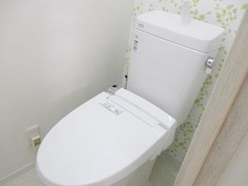 トイレはリクシルのアメージュZに交換しました。アクアセラミックを採用したトイレなので、汚れが付きにくく、お掃除がラクラクです。