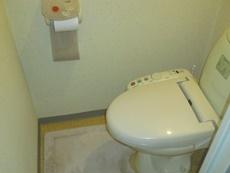 お手入れの簡単なトイレに交換します。