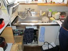 置き型の食器乾燥機を置いていたので、キッチンが狭くなっています。食洗機内蔵のシステムキッチンにリフォームします。横須賀市のリライズは自社の多能工職人による施工のため、早い・安いリフォームを実現。さらには内容によりますが、最長で10年の工事保証がついているので安心です