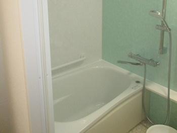浴室はTOTOのマンションリモデルです。浴槽を断熱材で包み込んだ魔法ビンのような構造で、お湯の温かさを保ちます。
