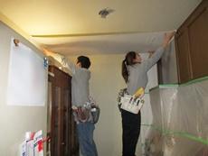 キッチンは既存利用、天井・壁のクロスのみは張り替えていきます。天井・壁の壁紙交換、フローリング工事、クッションフロア張り替え、フロアタイル張り替え、畳張替え、畳表替えなどの内装工事もお任せください。横須賀市佐島のリフォーム会社リライズは自社多能工職人がリフォームを行うため、地域最安価格を実現。安い早い安心のリフォームならリフォーム会社リライズへ