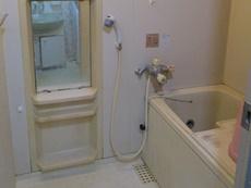 鏡付きの収納棚が浴室を狭く感じさせます。浴槽の高さがあるので、出入りが大変です。出入りも楽で床もすぐに乾くユニットバスにリフォームします