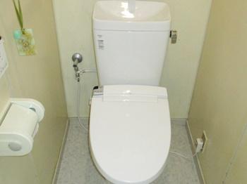 リクシルのアメージュZ+KAシリーズシャワートイレ。洋式トイレから洋式トイレへのリフォームだけでなく、和式トイレから洋式トイレへのリフォームも可能です。ご相談・現地調査・お見積もり無料のリライズへお問い合わせください