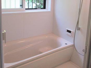 TOTOサザナの浴槽は浴槽内にステップのついたラウンド浴槽