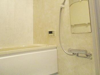 お風呂はTOTOのマンションリモデルバスルーム。キレイ鏡、魔法びん浴槽、ほっカラリ床と嬉しい機能が満載のWGシリーズ。節水と適度な刺激感を両立したコンフォートウェーブシャワーは従来比の約35％の節水効果があるので、人にもお財布にも優しい機能です