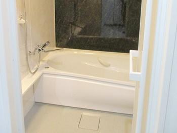 TOTOのマンションリモデルはWGシリーズ。アクセントパネルを入れて重厚感のあるお風呂に。スリムカウンターと3段収納トレイを付け、収納力も抜群です
