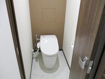 PanasonicのアラウーノV。タンクレストイレは空間を広く見せます。ドア位置も変わりました。トイレのドアはパナソニックのベリティスシリーズです