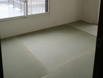 もう1室の和室は畳の張替えをしました。ヘリなしの畳はモダンな雰囲気。ヘリなし畳や琉球畳、リノベーション畳など、畳も数種類ご用意がございますので、気になった方はご相談・現地調査・お見積り無料のリライズへ