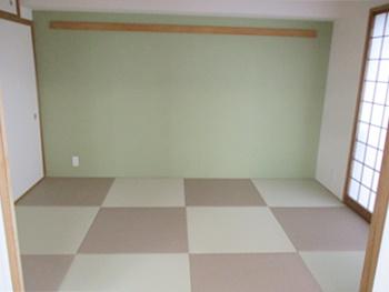 和室はリノベーション畳。琉球畳風のデザインはリーフグリーンとモカベージュです。和室にはアクセントクロスにグリーンの壁紙を張りました