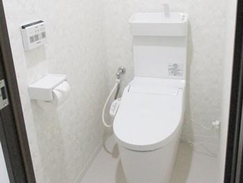 トイレはパナソニックのアラウーノV。タンクレストイレなのに手洗い付きという新しいスタイルの水洗トイレ。洋式トイレから洋式トイレへのリフォーム、和式トイレから洋式トイレへのリフォームも可能です。相談・現地調査・お見積り無料のリライズへお問い合わせください