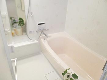 お風呂はトートーのマンションリモデルバスルーム。ほっカラリ床、カウンター、収納トレイ、エアインシャワーと使い勝手の良い機能が満載。神奈川県横須賀市のリライズでは水回りリフォーム工事以外にもリノベーション工事や給湯器交換工事も承っています