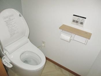 トイレをパナソニックさんのNEWアラウーノVに交換しました。スゴピカ素材を採用したトイレなので、汚れが付きにくく、お掃除が簡単です。