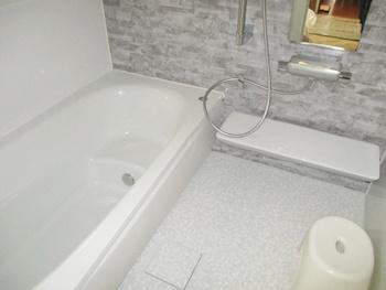 浴室はTOTOのサザナに交換しました。ほっカラリ床は、内側にクッション層を持っています。そのクッション層が畳のような柔らかさを実現。膝をついても痛くないです。