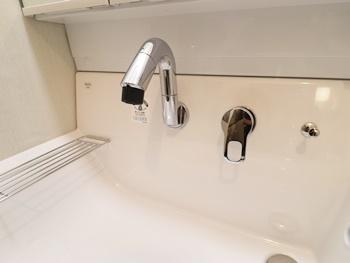 くるくる水栓はグースネック形状なので、コップの水汲みがしやすいです。ホースが引き出して使えるので、ボウル内のお掃除が簡単です。