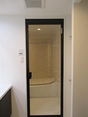 浴室ドアは洗面と浴室空間を広くおしゃれに魅せるスケルトンタイプ