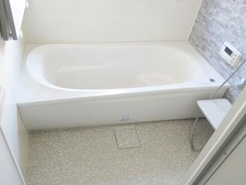 浴室はTOTOのサザナに交換しました。ほッカラリ床は、床の内側にクッション層を持っているので、膝をついても痛くないです。畳のような柔らかさです。