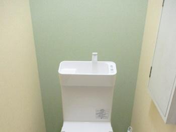 サンゲツさんのSP-9583。グリーンのクロスが清潔感のあるトイレを演出します