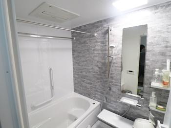 TOTOのマンションリモデルバスルームは、カウンターや水栓が汚れが溜まりづらい形状なので、お掃除がラクラクです。