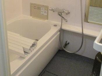 TOTOのマンションリモデルバスルームWBシリーズは、魔法びん浴槽とカラリ床が標準搭載