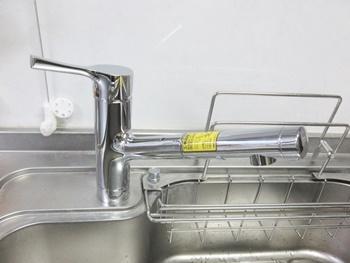 キッチンの水栓をTOTOの台付シングル混合水栓TKS05305Jに交換しました。ハンドシャワー付き水栓なので、シンク内のお掃除が簡単です。