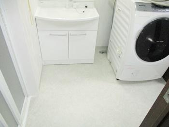 洗面脱衣所の内装工事、床のクッションフロアはリリカラ