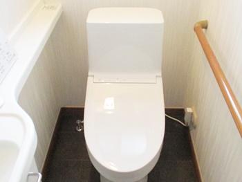 2階のトイレもTOTOのHVに交換しました。2階は手洗いボウルのないスッキリしたデザインのトイレです