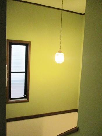 階段の壁紙を緑系にしました。。緑色は安心感を与えてくれる色なので、リラックス効果が高い色です。
