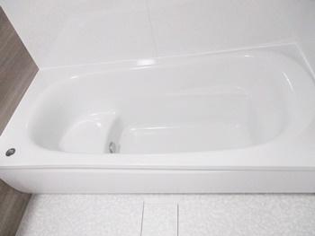 浴槽は、断熱材で包み込んだ魔法びんのような構造なので、保温効果が高いです。長時間の入浴も快適に過ごせます。