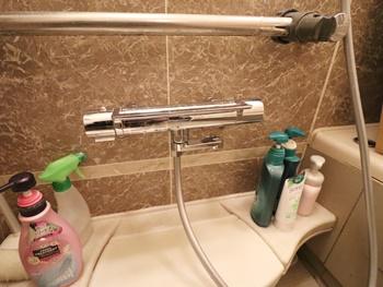 TOTOのアーチハンドル水栓に交換しました。左右どちらからでも操作できるので、シャワー中目をつむっていながらでも操作もラクラクです。