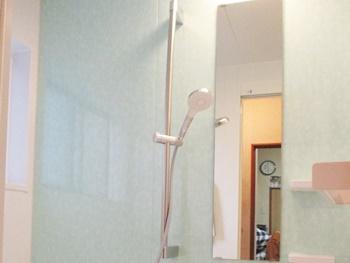 コンフォートシャワーバーは、シャワーの高さ調整ができシャワー自体の角度も調節できます。