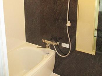 お風呂はTOTOのマンションリモデルバスルームWGシリーズ。ほっカラリ床と魔法びん浴槽が快適な空間にします。エアインシャワーや3段収納トレイもうれしい機能です。お風呂リフォームだけなどの部分リフォームもお任せください