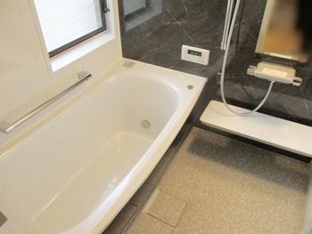 TOTOのサザナに交換しました。浴槽は断熱材で包み込んだ魔法びんのような構造なので、保温性が高いです。長時間の入浴も快適に過ごせます。