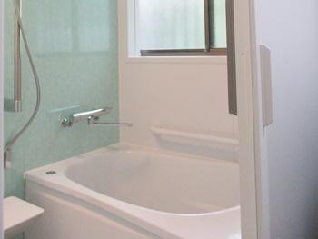 保温効果の高い浴槽には、立ち座り時に握りやすいフチが付いています。