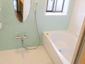 TOTOのマンションリモデルは、魔法びんのような浴槽なので保温効果が高いです。カラリ床は、特殊なパターンが水を吸い込むように排水するので、翌朝には床が乾いています。