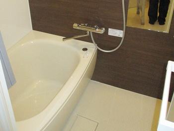 TOTOのマンションリモデルバスルームはクレイドル浴槽とほっカラリ床を装備