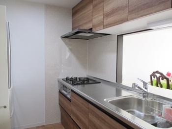 クリナップのラクエラは、家具のようなスタイリッシュなデザインのキッチンです。扉カラーはカフェウッドブレンドです。