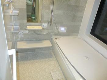 浴室はTOTOのサザナに交換しました。断熱材で包み込んだ魔法びんのような構造の浴槽なので、保温性が高いです。